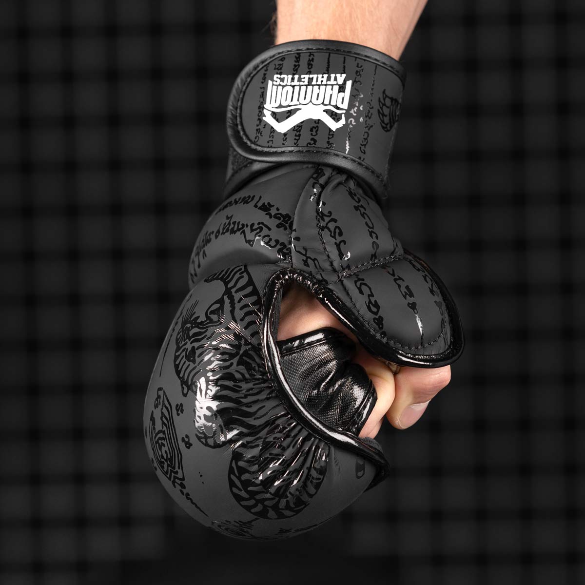 Phantom Muay Thai Sparrings Handschuhe von Phantom im thailändischen Sak Yant Design. Perfekt für Training und Wettkampf mit umfassendem Schutz.