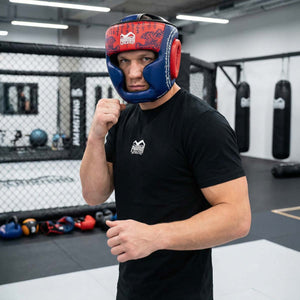 Premium Kampfsport‑Headguard von Phantom Athletics in Blau/Rot, entwickelt für technikorientiertes Training und Sparring im Muay Thai, Boxen oder MMA mit verstellbarem Klettverschluss und atmungsaktivem Innenfutter für langanhaltenden Komfort. Dieser Kopfschutz bietet optimale Sicherheit und stabilen Sitz bei jeder Runde auf der Matte.