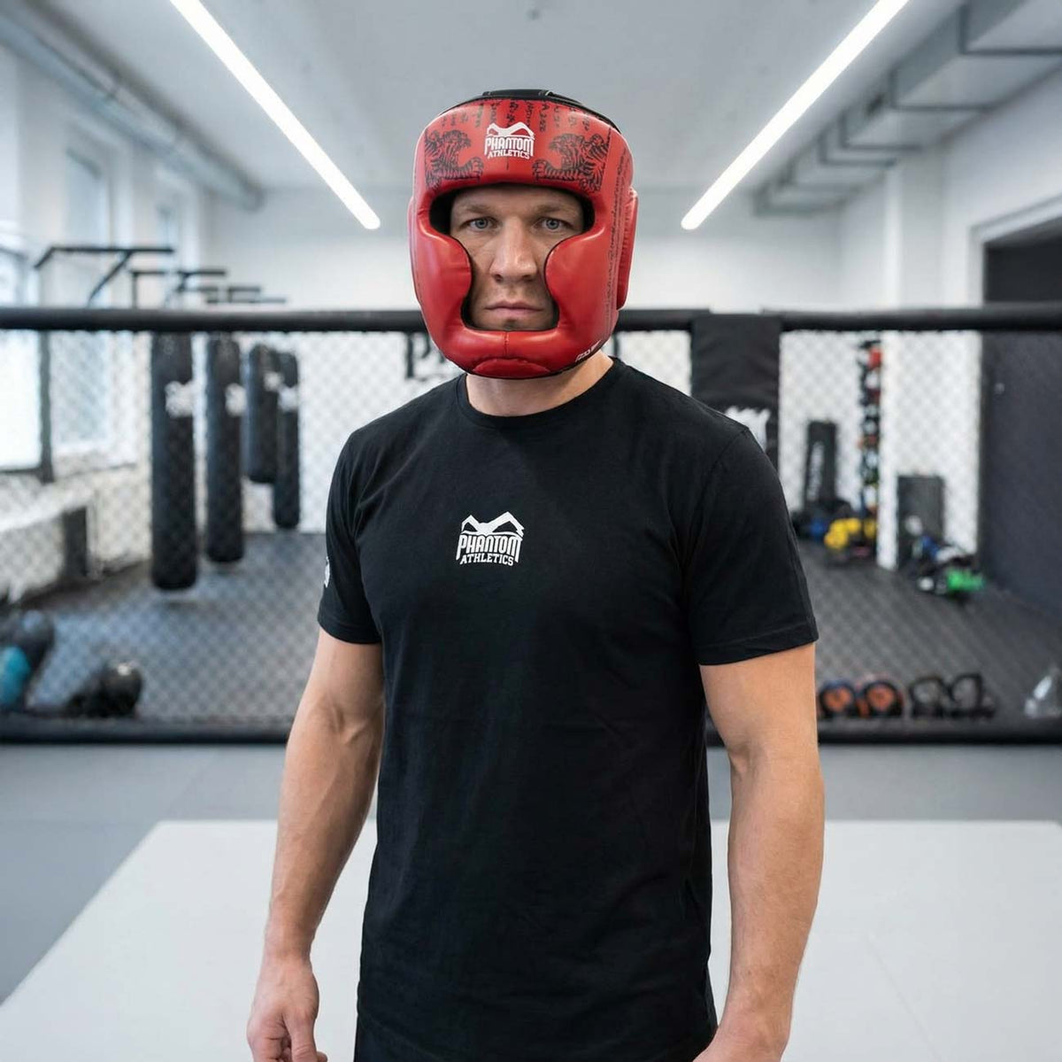 Hochwertiger Phantom Athletics Muay Thai Headguard in kräftigem Rot mit robustem Polsterschutz für Stirn, Wangen und Kinn, ideal für intensives Sparring im Thaiboxen, Kickboxen und MMA‑Training. Die stabile Polsterung absorbiert harte Treffer zuverlässig und sorgt für Komfort bei anspruchsvollen Gym‑Sessions. Ein Premium‑Kopfschutz für ambitionierte Kampfsportler.