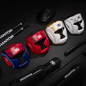 Muay Thai Kopfschutz in Blau für umfassenden Schutz: Der blaue Kopfschutz von Phantom Athletics kombiniert modernes Design mit optimaler Polsterung für maximale Sicherheit im Training.