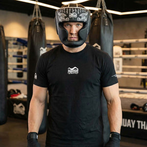 Hochwertiger Phantom Athletics Muay Thai Headguard Limited Silver Edition mit stabiler Polsterung für Stirn, Wangen und Kinn, ideal für sicheres Sparring im Thaiboxen, Kickboxen oder MMA‑Training. Die ergonomische Passform und der verstellbare Klettverschluss sorgen für festen Sitz und Komfort bei intensiven Einheiten im Gym. Ein Premium‑Kopfschutz für ambitionierte Kampfsportler.