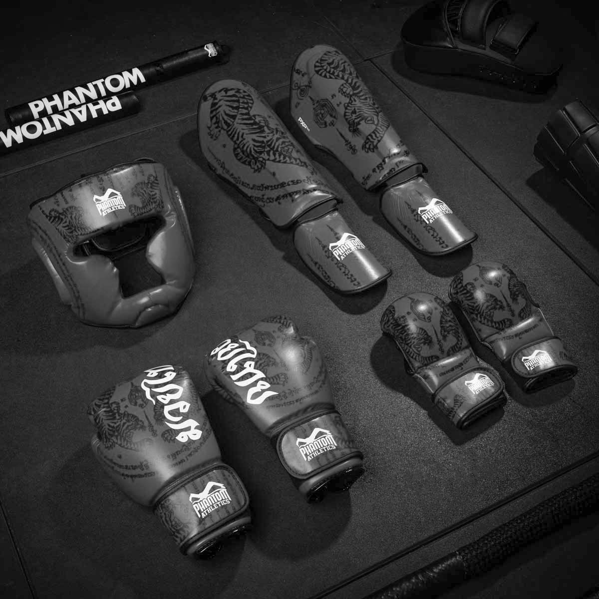 Hochwertige Kampfsport-Handschuhe in Grau von Phantom Athletics, speziell entwickelt für Muay Thai und Kickboxen – ideal für Sparring und Techniktraining.