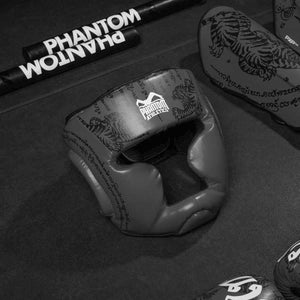 Komfortabler und sicherer Kopfschutz von Phantom Athletics für Muay Thai und Kickboxen – gefertigt aus veganem PU mit hochwertigem Polster, ideal für dauerhaften Einsatz im Sparring. 