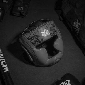 Kopfschutz in neutralem Grau – bietet umfassende Polsterung und Protection, ohne das Sichtfeld zu beeinträchtigen. Optimal geeignet für Muay Thai, Kickboxen oder Muay-Kampfsport.