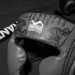 Phantom Athletics Headguard in Grau – stylisch, funktional und vegan (PU-Material), mit weichem Innenfutter für hohen Tragekomfort. Der Klettverschluss sorgt für einfachen und sicheren Sitz.