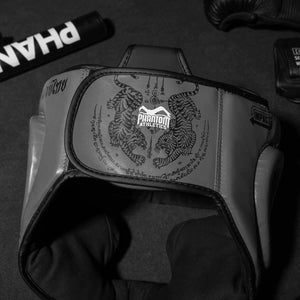 Muay Thai Kopfschutz „Gray Edition“ – starker Schutz und maximale Stoßabsorption dank High-Tech Foam Padding. Ideal für ambitionierte Kampfsportler im Stand-up-Bereich.