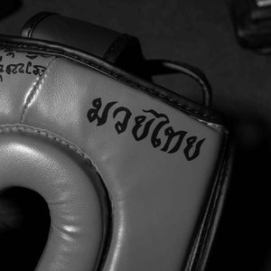 Phantom Athletics Muay Thai Kopfschutz. Minimalistisch-graues Design für Kampftrainings – edel und neutral, ideal für Boxen, Kickboxen oder MMA, ohne ablenkend auffällig zu wirken. Komfort durch angenehmes Innenmaterial garantiert.