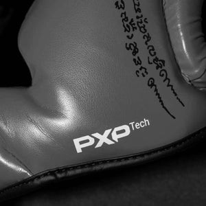 Phantom Athletics „Muay Thai“ Headguard in Grau – bietet dank High-Tech-Padding hervorragende Stoßverteilung bei Schlägen. Die Anpassbarkeit per Klettverschluss sorgt für festen Halt während intensiver Trainingseinheiten.