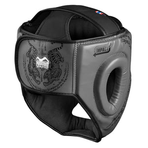 Grey Headguard „Muay Thai“ von Phantom Athletics – gefertigt aus PU-Material mit angenehmem Innenfutter und stabiler Klettverstellung am Hinterkopf. Perfekt für kontrolliertes Techniktraining im Kickboxen oder MMA.