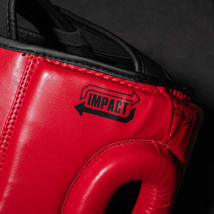 Phantom Muay Thai Kopfschutz für Thaiboxen und MMA Sparring, Wettkampf und Training. Im traditionellen Sak Yant Design und der Farbe Blau/Rot.