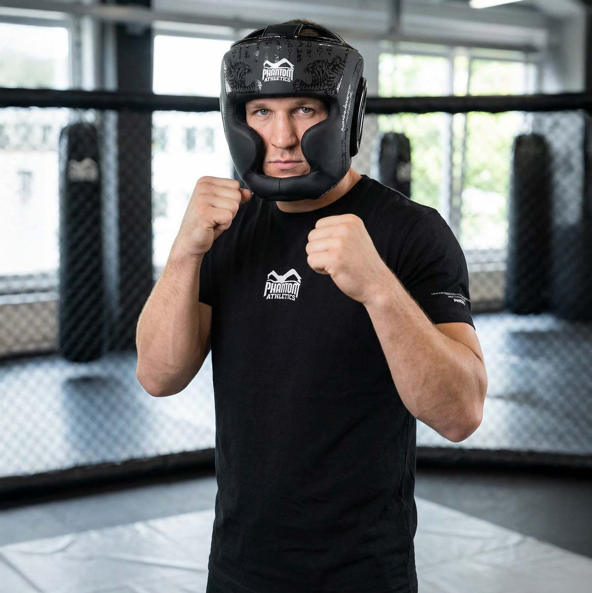 Hochwertiger Phantom Athletics Muay Thai Headguard mit stabilem Polsterschutz für Stirn, Wangen und Kinn, entwickelt für intensives Sparring und technikorientiertes Training im Thaiboxen, Kickboxen und MMA. Die robuste Polsterung absorbiert harte Treffer zuverlässig und sorgt für Komfort und Sicherheit bei anspruchsvollen Gym‑Sessions. Ein Premium‑Kopfschutz für ambitionierte Kampfsportler.