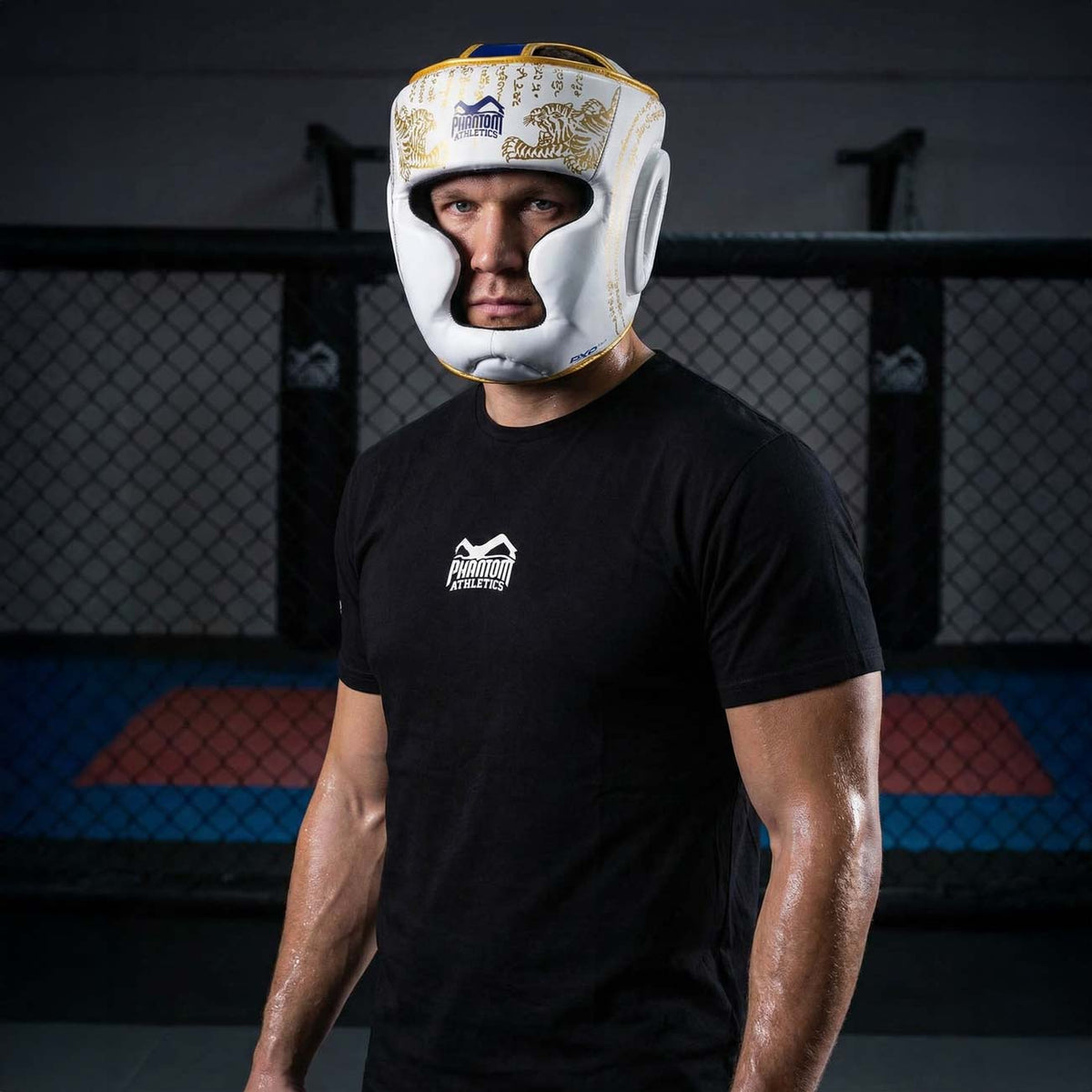 Hochwertiger Phantom Athletics Muay Thai Headguard in der Limited Edition mit robustem Polsterschutz für Stirn, Wangen und Kinn, ideal für intensives Sparring im Thaiboxen, Kickboxen und MMA‑Training. Die stabile Polsterung absorbiert harte Treffer zuverlässig und sorgt für Komfort bei anspruchsvollen Gym‑Sessions. Ein Premium‑Kopfschutz für ambitionierte Kampfsportler.