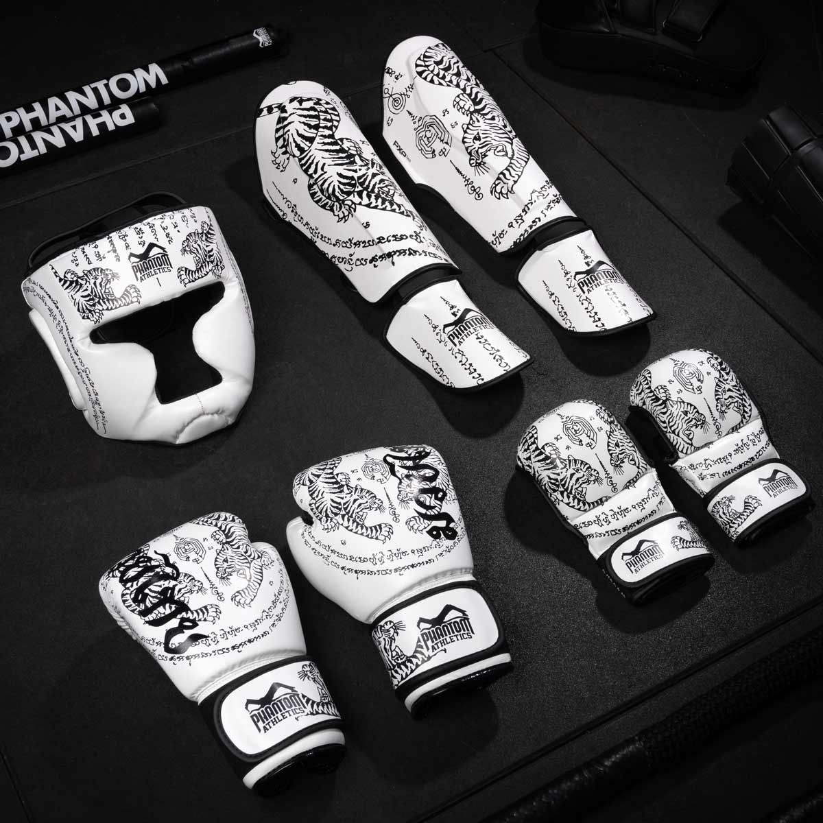 Detailansicht des weißen Muay Thai Headguards mit Phantom Athletics Logo: Robustes Material und präzise Verarbeitung gewährleisten umfassenden Schutz und optimale Passform.