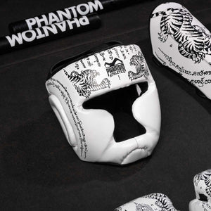 Phantom Athletics Headguard Muay Thai in Weiß: Hochwertiger Kopfschutz für Muay Thai, bietet maximale Sicherheit und Komfort während intensiver Sparring-Sessions.