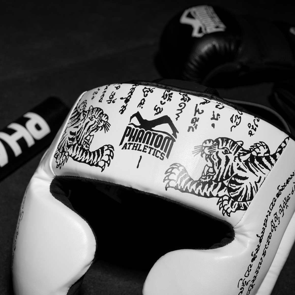 Phantom Muay Thai Kopfschutz für Thaiboxen und MMA Sparring, Wettkampf und Training. Im traditionellen Sak Yant Design und der Farbe Weiß.