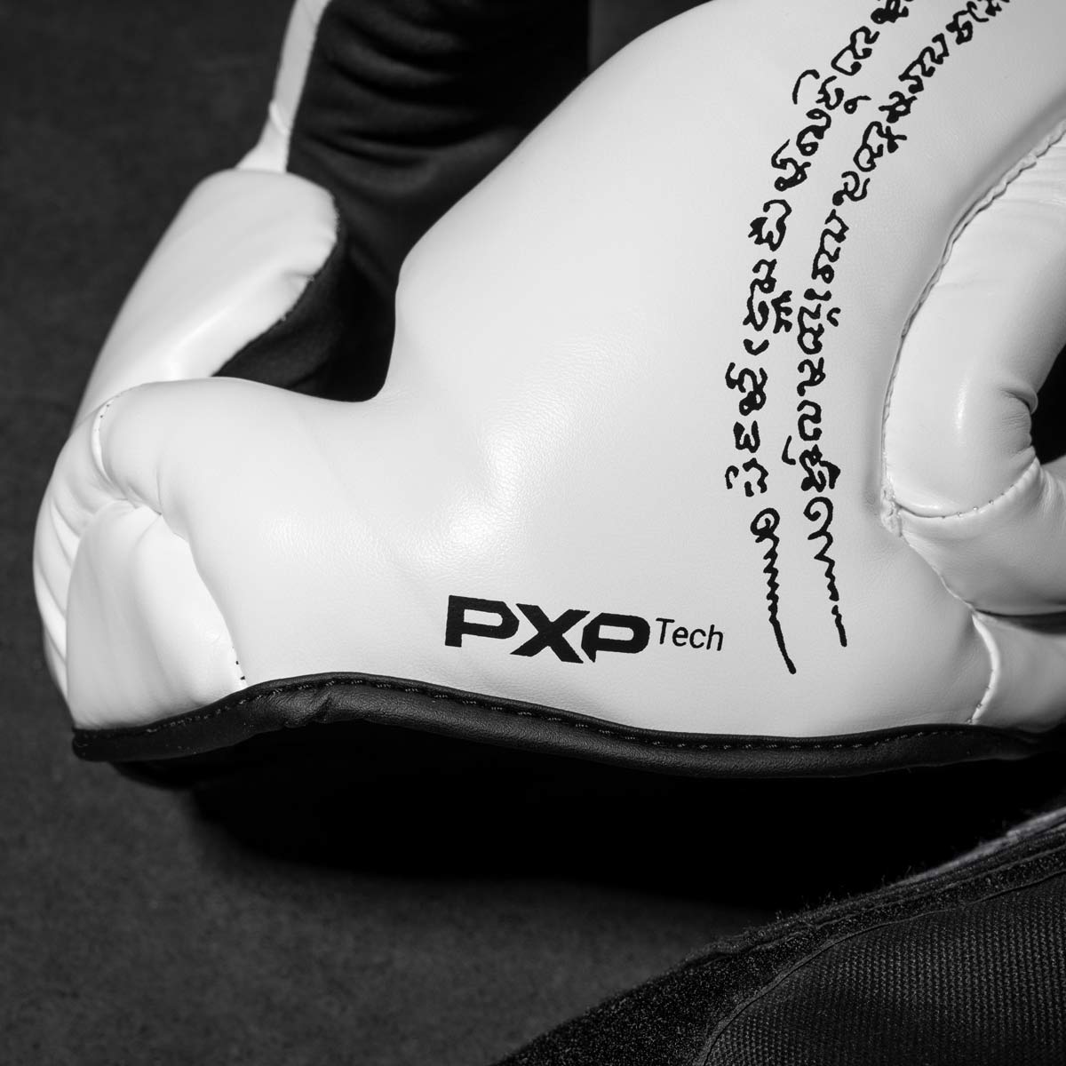 Phantom Muay Thai Kopfschutz für Thaiboxen und MMA Sparring, Wettkampf und Training. Im traditionellen Sak Yant Design und der Farbe Weiß.