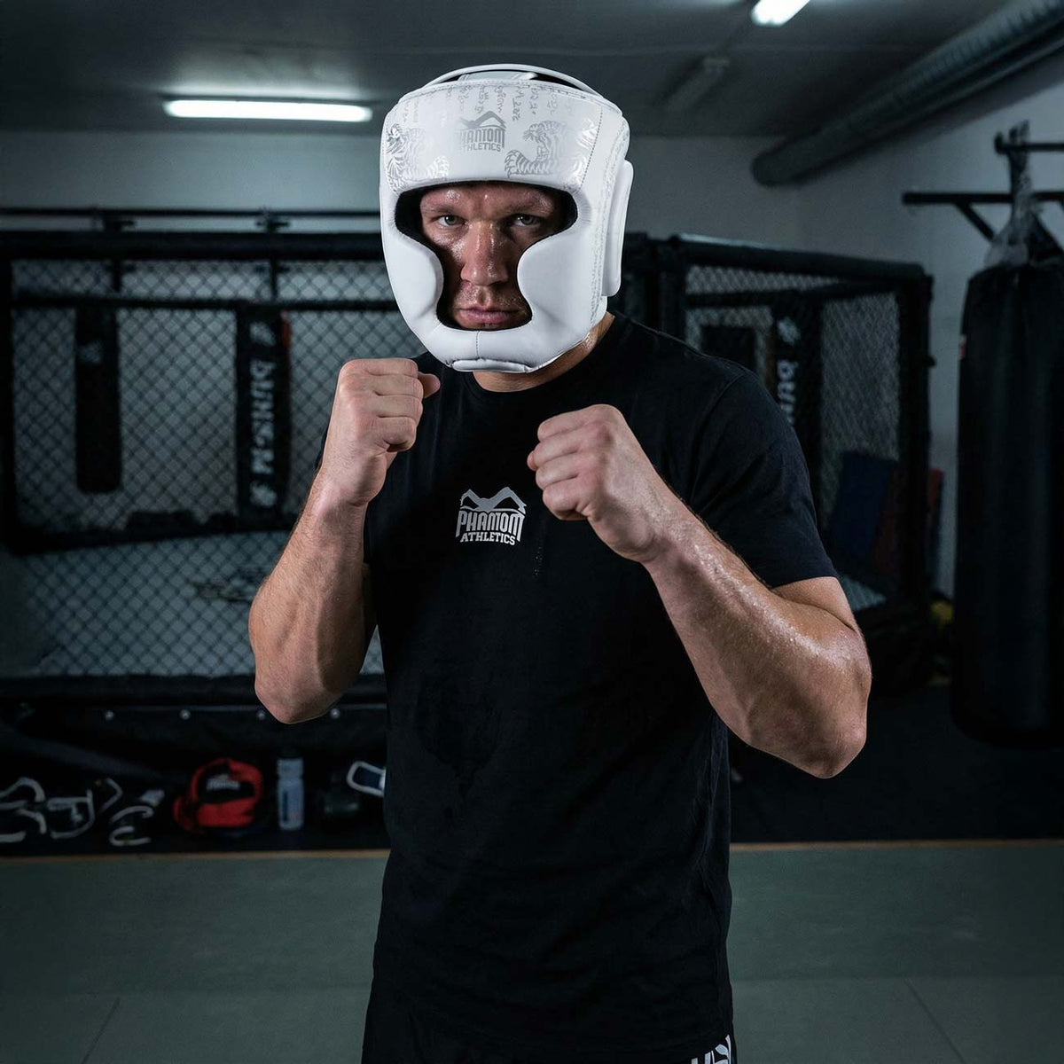 Hochwertiger Phantom Athletics Muay Thai Headguard in Frost‑Weiß mit durchdachtem Gesichts‑ und Stirnschutz für sicheres Sparring im Thaiboxen, Kickboxen und MMA‑Training. Die robuste Polsterung absorbiert harte Treffer zuverlässig und sorgt für Komfort bei intensiven Gym‑Sessions. Ein Premium‑Kopfschutz für ambitionierte Kampfsportler.