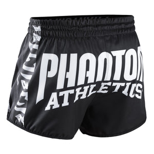 Die Phantom Athletics Revolution Muay Thai Shorts zeichnen sich durch ihr leichtes und flexibles Design aus, das speziell für dynamische Bewegungen im Muay Thai und Kampfsport entwickelt wurde. Der breite, umklappbare Bund sorgt für sicheren Halt und Komfort bei intensiven Trainingseinheiten.