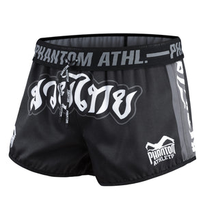 Diese Muay Thai Fightshorts in Schwarz verfügen über sublimierte Logos und ein hochwertiges Material, das auch bei harten Kicks und schnellen Bewegungen keinen Widerstand bietet. Ideal für Muay Thai, Kickboxen und MMA-Training, da sie höchsten Ansprüchen im Kampfsport gerecht werden.
