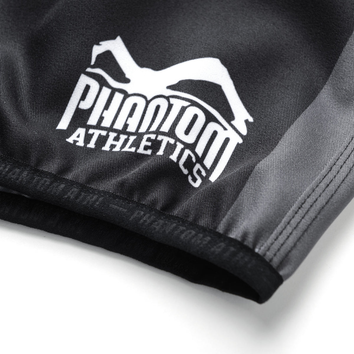 Diese strapazierfähigen und reißfesten Muay Thai Shorts wurden für intensives Training und Wettkämpfe im Kampfsport entwickelt. Das leichte, atmungsaktive Material hält auch bei schweißtreibenden Workouts angenehm trocken und unterstützt Kampfsportler bei Höchstleistungen.
