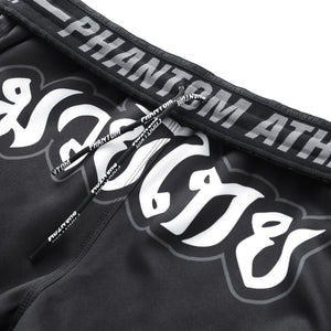 Diese Phantom Athletics Revolution Shorts bieten eine komfortable Passform und eine langlebige, reißfeste Materialkonstruktion, die für intensive Muay Thai Trainingseinheiten ausgelegt ist. Die Shorts vereinen Funktionalität und Stil für anspruchsvolle Kampfsportler.