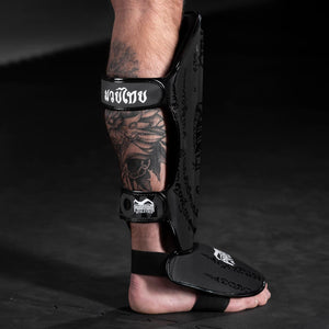 Hochwertige Muay Thai Schienbeinschoner von Phantom Athletics, speziell für Thaiboxen entwickelt. Robuste Materialien garantieren Langlebigkeit und maximalen Komfort.