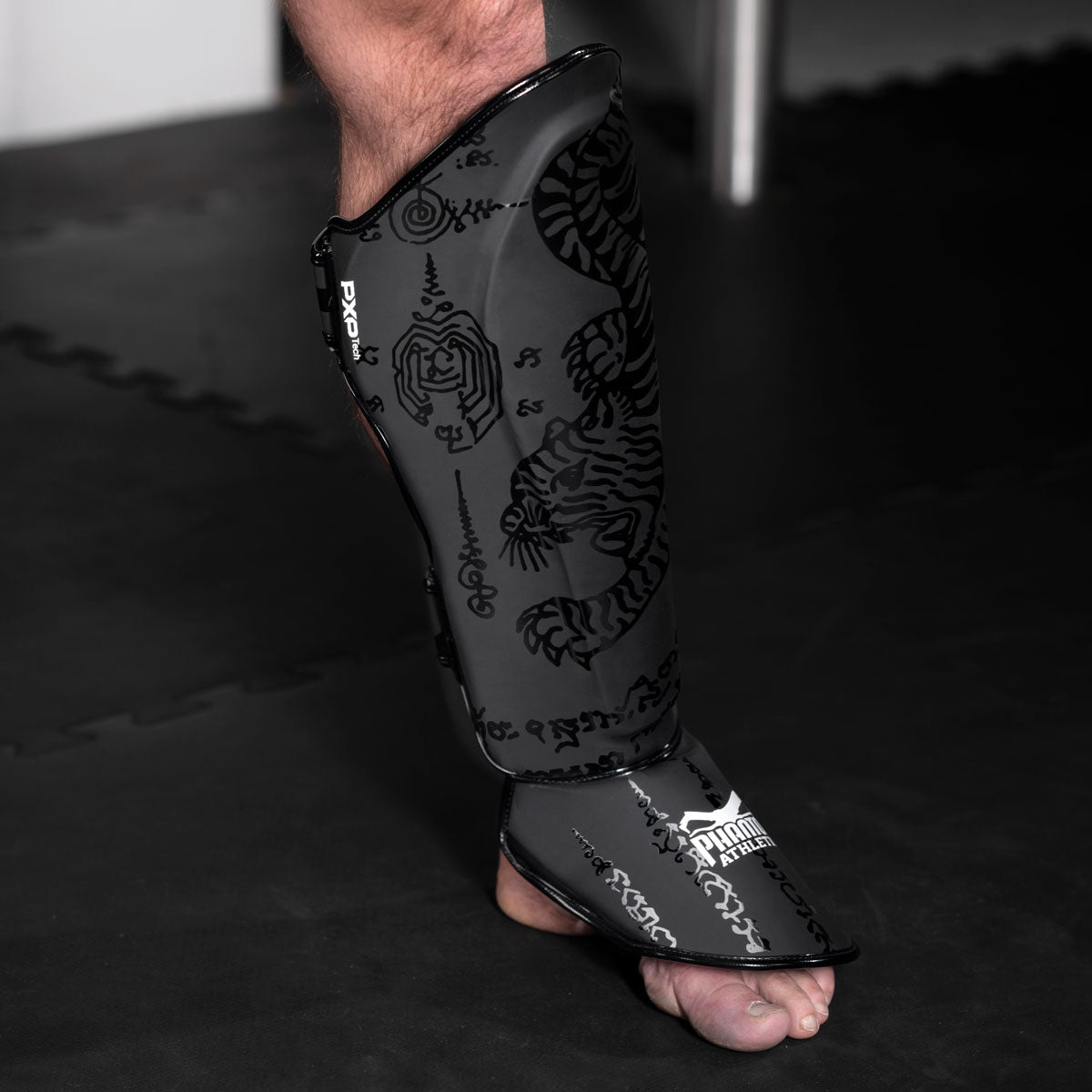 Phantom Athletics Schienbeinschoner für Muay Thai, ideal für Sparring und Wettkampf. Bieten optimalen Schutz und eine ergonomische Passform für harte Trainingseinheiten.
