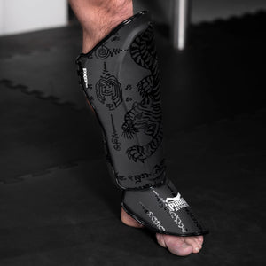 Phantom Athletics Schienbeinschoner für Muay Thai, ideal für Sparring und Wettkampf. Bieten optimalen Schutz und eine ergonomische Passform für harte Trainingseinheiten.