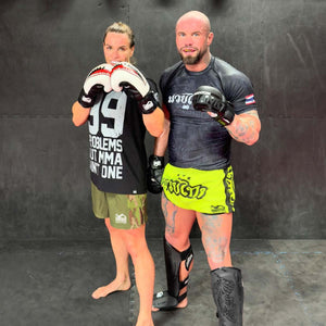 Schienbeinschoner von Phantom Athletics, perfekt für Muay Thai und Kickboxen. Entwickelt für anspruchsvolle Kampfsportler, die auf Sicherheit und Leistung setzen.