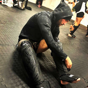 Die Muay Thai Schienbeinschoner Limited Silver Edition von Phantom Athletics bieten dir erstklassigen Schutz bei gleichzeitig hohem Tragekomfort. Ideal für Sparring und Techniktraining, überzeugen sie durch ihre stabile Polsterung und das ergonomische Design.