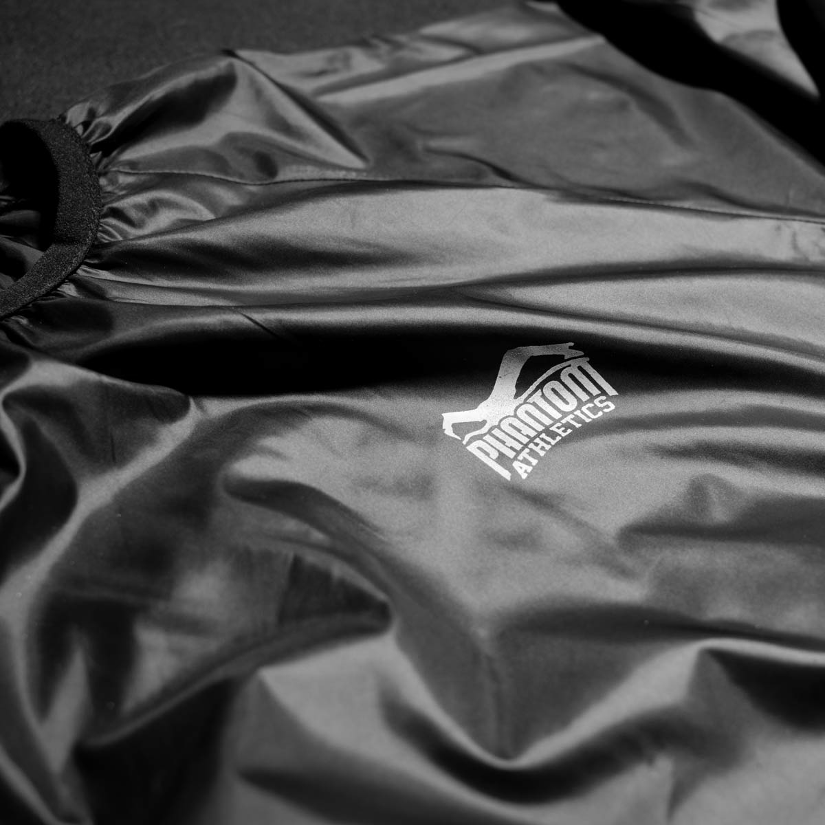 Die Logos der Phantom NOMAX-S Sauna Schwitzjacke sind aus hochwertigen Silberprint und sorgen für einen dezenten, sportlichen Look.