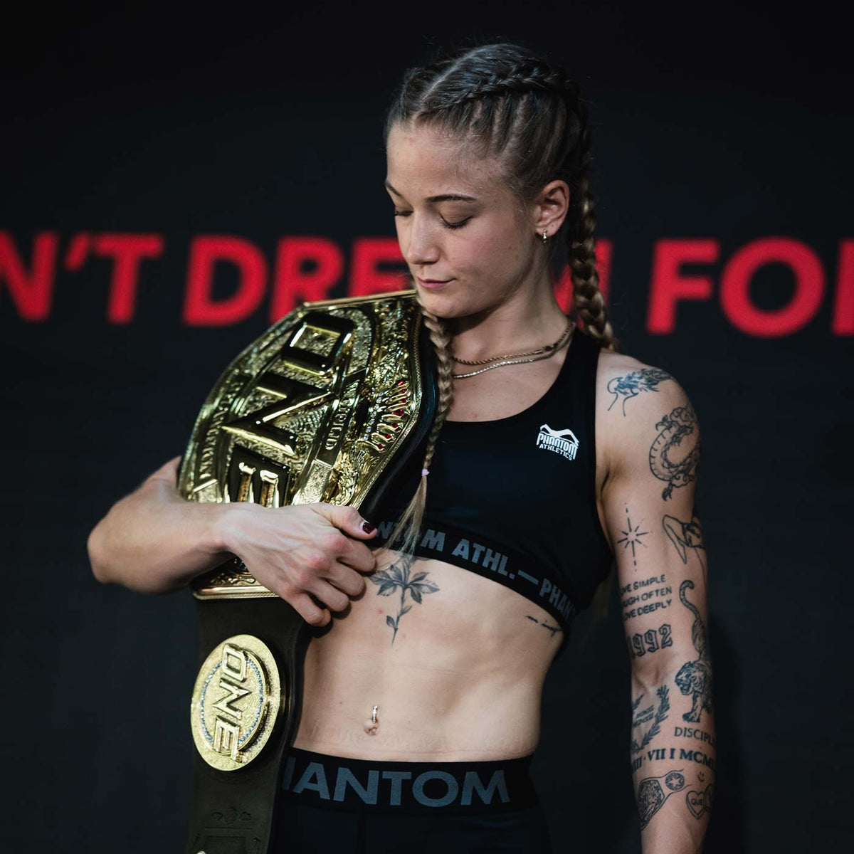 Komfortabler Phantom Athletics Eclipse Sports Bra mit elastischem Bund für sicheren Sitz beim MMA‑Gym‑Training.