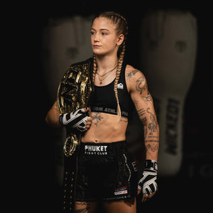 Eng anliegender Sports‑Bra von Phantom Athletics, ideal für Kampfsport, Box‑Training und Konditions‑Workouts.