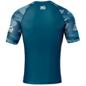 Dieses Rashguard Warfare Navy Camo unterstützt Athleten in MMA, Ringen und Grappling durch seine enge, muskelunterstützende Passform. Die Kompression fördert die Durchblutung und reduziert Muskelermüdung, ideal für lange Trainingseinheiten. Das einzigartige Camo-Design verbindet Stil und Funktion für anspruchsvolles Training.
