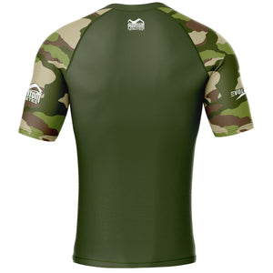 Dieses Rashguard im Woodland Camo Design ist speziell für Kampfsportarten wie Grappling und Bodenkampf entwickelt und schützt vor Schürfwunden und Hautreizungen. Das Design kombiniert Stil und Funktionalität und ist perfekt für anspruchsvolle Athleten.