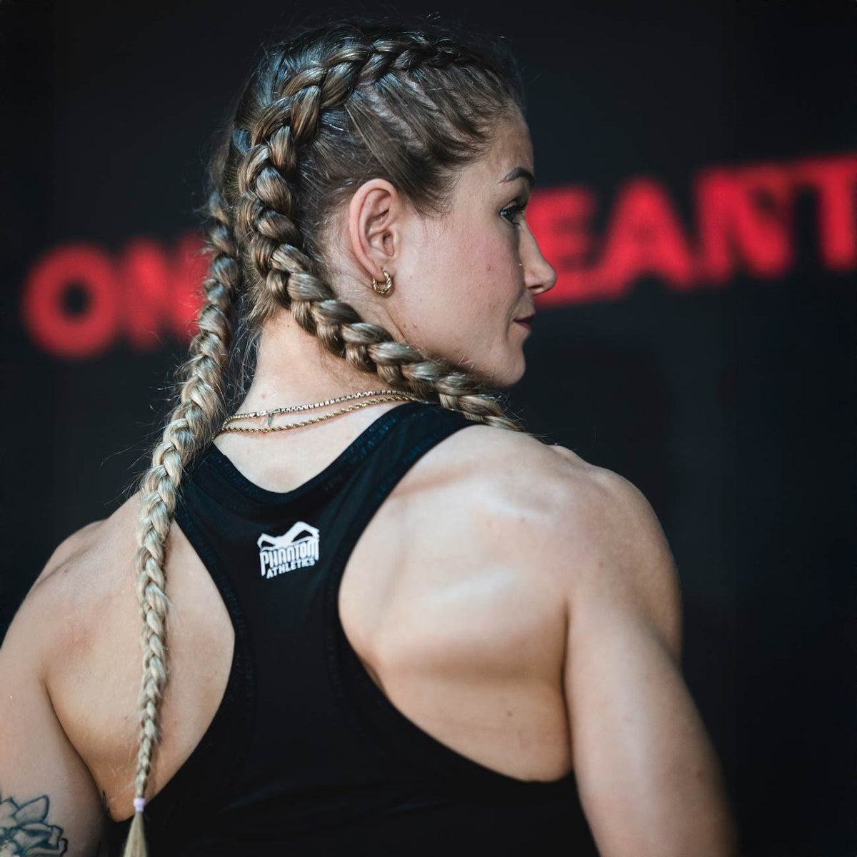 Leichtes Trainings‑Tanktop von Phantom Athletics mit sportlichem Design, ideal für Training und aktive Freizeit.