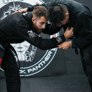 Dieser hochwertige Kimono von Phantom Athletics aus strapazierfähigem, leichtem Material gewährleistet optimale Bewegungsfreiheit und ist ideal für intensives Training und Wettkämpfe im BJJ.