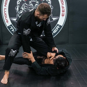 Mit seinem minimalistischen Look und den dezenten Phantom Athletics-Logos auf den Ärmeln und dem Rücken ist der Gi sowohl funktional als auch stilvoll.