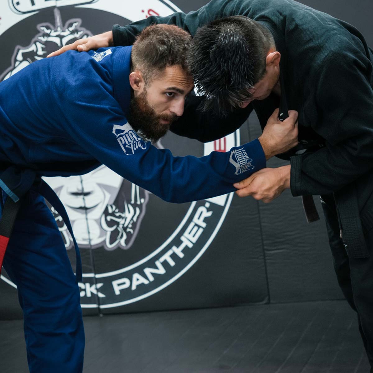 Mit seinem minimalistischen Look und den dezenten Logos auf Ärmeln und Rücken ist der BJJ Gi Tactic 2.0 von Phantom Athletics sowohl funktional als auch stilvoll.