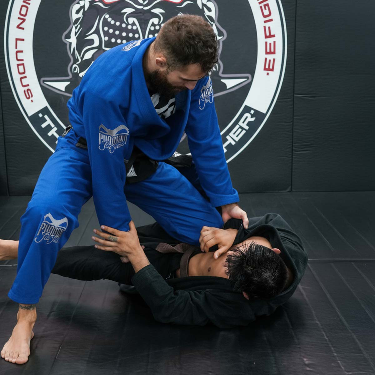 Dieser hochwertige Kimono von Phantom Athletics aus strapazierfähigem, leichtem Material gewährleistet optimale Bewegungsfreiheit und ist ideal für intensives Training und Wettkämpfe im BJJ.