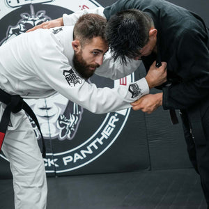 Mit seinem minimalistischen Look und den dezenten Logos auf Ärmeln und Rücken ist der BJJ Gi Tactic 2.0 von Phantom Athletics sowohl funktional als auch stilvoll.