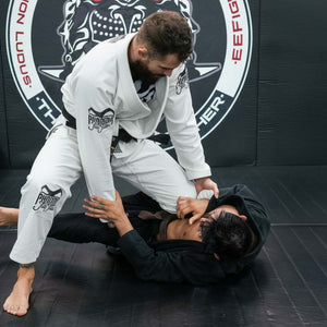 Dieser hochwertige Kimono von Phantom Athletics aus strapazierfähigem, leichtem Material gewährleistet optimale Bewegungsfreiheit und ist ideal für intensives Training und Wettkämpfe im BJJ.