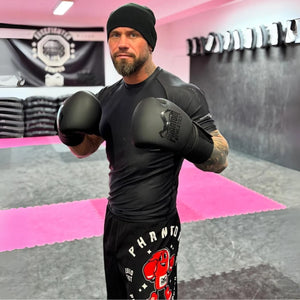 Die Phantom Athletics Boxhandschuhe „Elite ATF Blackout Edition“ stehen für maximale Schlagkraft und Schutz – ideal für ambitionierte Boxer und Kickboxer. Das elegante Blackout-Design trifft auf Premium-Verarbeitung für Höchstleistung im Training.