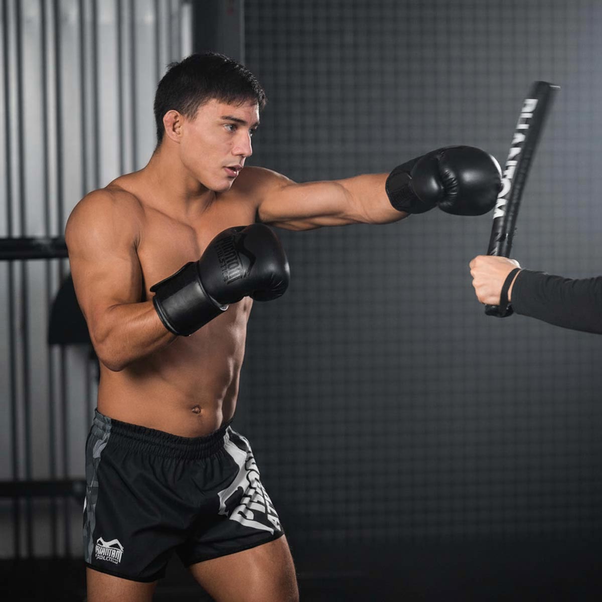 Phantom Athletics Boxhandschuhe Elite ATF – Blackout Edition, hochwertige Profi‑Boxhandschuhe mit High‑Tech‑Polsterung und ultimativem Handgelenk‑Support für sicheres Box‑, Muay Thai‑ und MMA‑Training. Perfekt für intensives Sparring und Trainingseinheiten mit hervorragender Dämpfung.