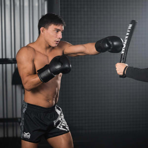Phantom Athletics Boxhandschuhe Elite ATF – Blackout Edition, hochwertige Profi‑Boxhandschuhe mit High‑Tech‑Polsterung und ultimativem Handgelenk‑Support für sicheres Box‑, Muay Thai‑ und MMA‑Training. Perfekt für intensives Sparring und Trainingseinheiten mit hervorragender Dämpfung.