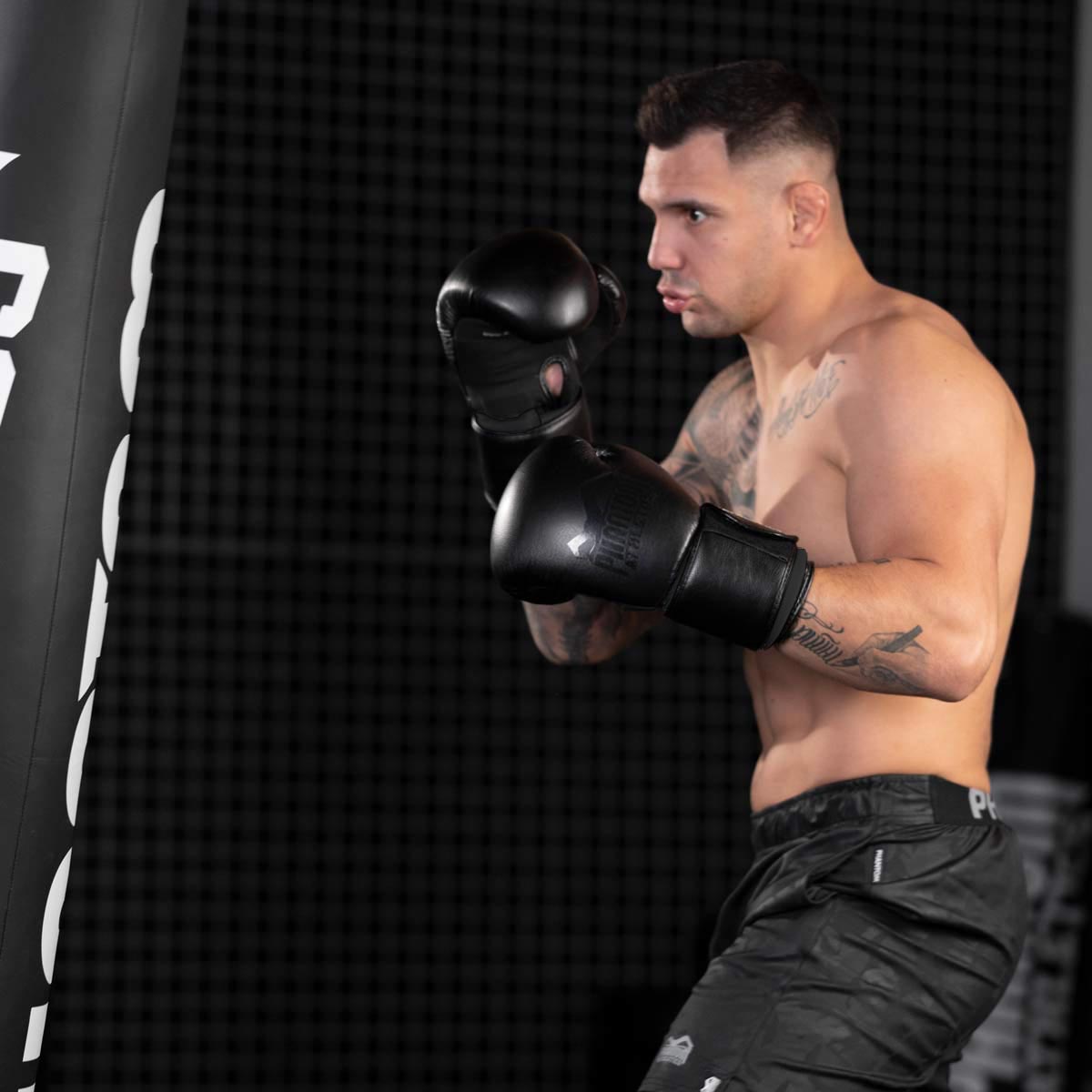Phantom Athletics Elite ATF Blackout Edition Boxing Gloves bieten erstklassigen Schutz und Komfort bei Technik‑Training, Sandsack‑Workouts und Sparring. Das durchdachte Handgelenk‑Design und die langlebigen Materialien machen sie zur idealen Wahl für ambitionierte Kampfsportler.