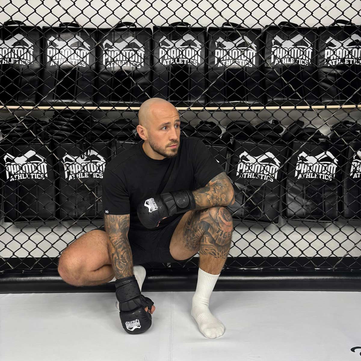 Funktionelle Phantom Athletics Thai Pads High Performance für anspruchsvolle Trainingseinheiten im Muay Thai, MMA und Kickboxen mit komfortabler Polsterung und sicherem Griff für Trainer und Athleten. Diese Premium‑Schlagpolster kombinieren Performance, Schutz und Langlebigkeit und unterstützen dich bei jedem Technik‑ und Kraft‑Workout.