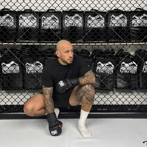 Funktionelle Phantom Athletics Thai Pads High Performance für anspruchsvolle Trainingseinheiten im Muay Thai, MMA und Kickboxen mit komfortabler Polsterung und sicherem Griff für Trainer und Athleten. Diese Premium‑Schlagpolster kombinieren Performance, Schutz und Langlebigkeit und unterstützen dich bei jedem Technik‑ und Kraft‑Workout.