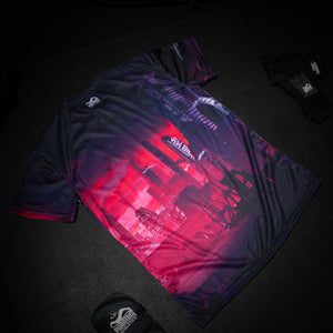 Mit seinem atmungsaktiven Stoff und sportlich geschnittenen Design eignet sich das Cyber X Shirt perfekt für Sparring, Techniktraining und Functional Fitness. Das neonfarbene Cyber-Motiv sorgt für maximale Sichtbarkeit im Gym und auf der Matte.