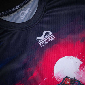 Für Kampfsportler, die auf Technik und Innovation setzen, ist das EVO Cyber X Shirt von Phantom Athletics die ideale Wahl. Es verbindet funktionelle Performance mit einem auffälligen, digitalen Look – für maximale Präsenz beim Training.